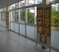 芦屋国際中等教育学校文化祭 日本画授業作品展示の様子