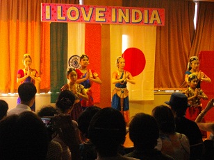 マルガユニティーの皆さんのバラタナティヤム（南インド古典舞踊）